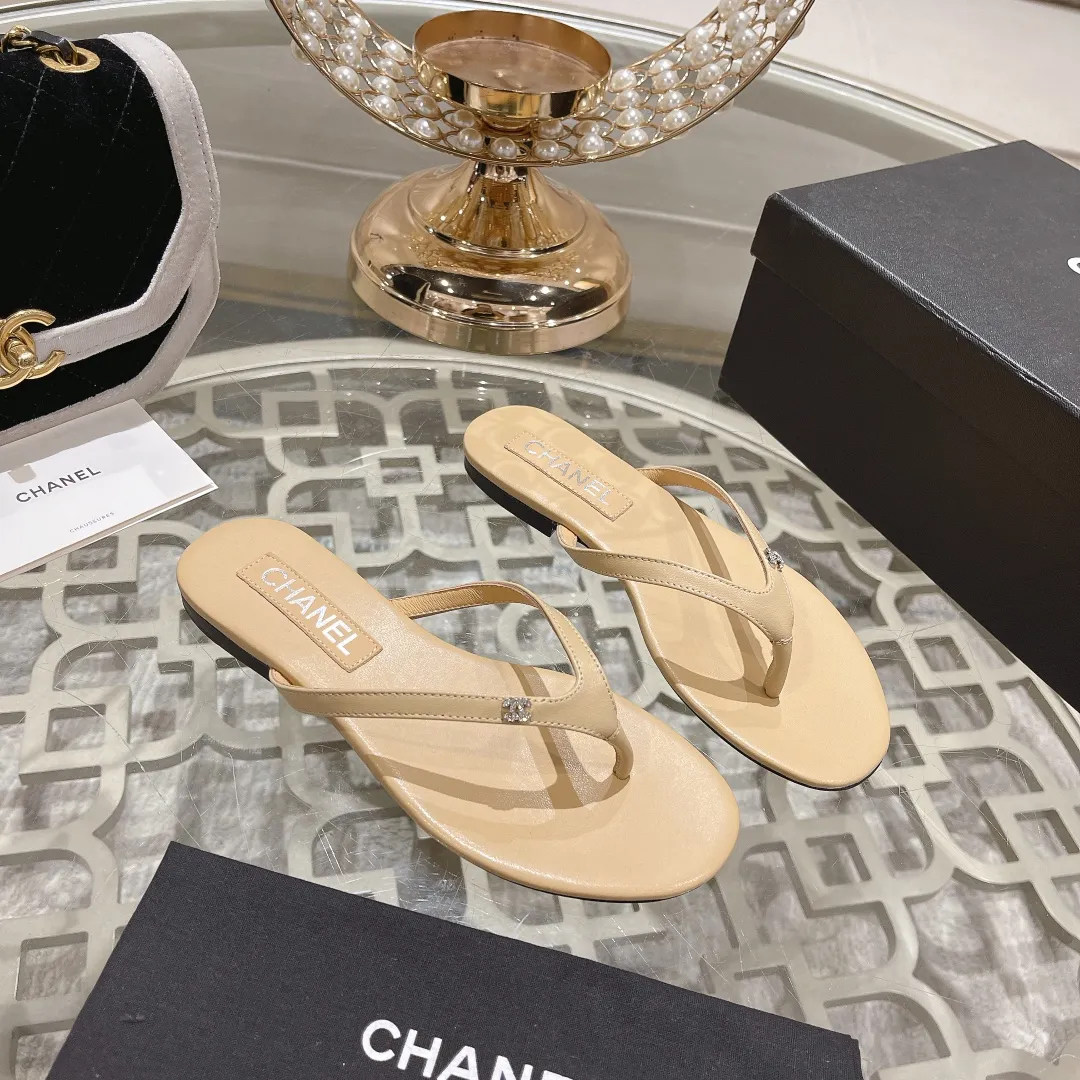 👟👟Ex-factory price 400👟👟 Chanel Xiaoxiang black herringbone flip-flops, simple, high-end and elegant ~ full of fragrance ~ very light on the foot ~ soft and comfortable, not stiff ~ no foot grinding ~ great foot feel ~ daily travel in summer ~ home vacation ~ easy to hod in various occasions ~ of course it must be beautiful in summer... ⇢✈ Upper: original 1:1 exclusive customized space cloth/sheepskin ⇢✈Outsole: original 1:1 exclusive molded genuine leather sole imported from Italy ⇢✈𝐒𝐈𝐙𝐄: 35-41 ⚠️Difference in market currency ~ high-end quality is definitely different‼ ️